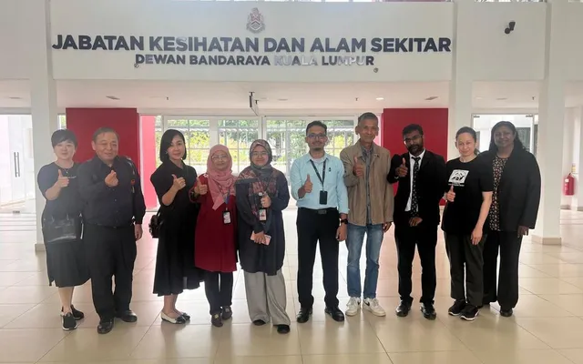 Dr Kartini bersama Dr Nor Halizam Ismail dan pegawai Jabatan Kesihatan dan Alam Sekitar DBKL, 26 Ogos 2025