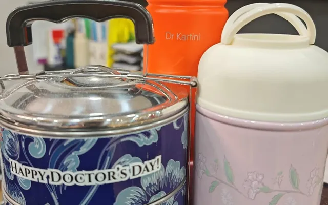 Bekas makanan logam bercorak bunga dan botol minuman boleh guna semula milik Dr Kartini